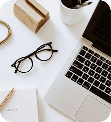 מחשב נייד ומשקפיים